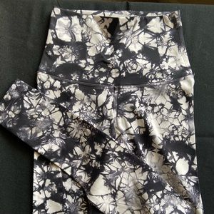 Black & White Wunder Under Lululemon Leggings
